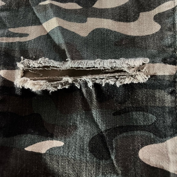 Forever 21 Women’s Skinny Jeans Sz-27 Camo Camouflage Distressed Denim - Picture 3 of 8